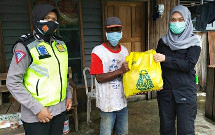 Tim Hasupa Hasundau Polwan Polres Kapuas Kembali Salurkan Bantuan untuk Warga di Tengah Pandemi