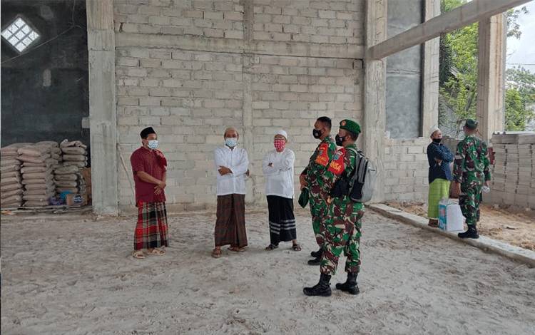 Peduli Sesama, Kodim Pangkalan Bun Serahkan Bantuan Semen Untuk Masjid