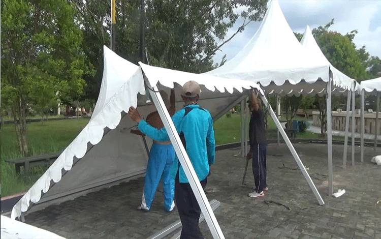 Dinas Pedagangan dan Perindustrian (Disdagprin), saat memasang tenda persiapan Pasar Ramadan di Taman Kota Sampit.?