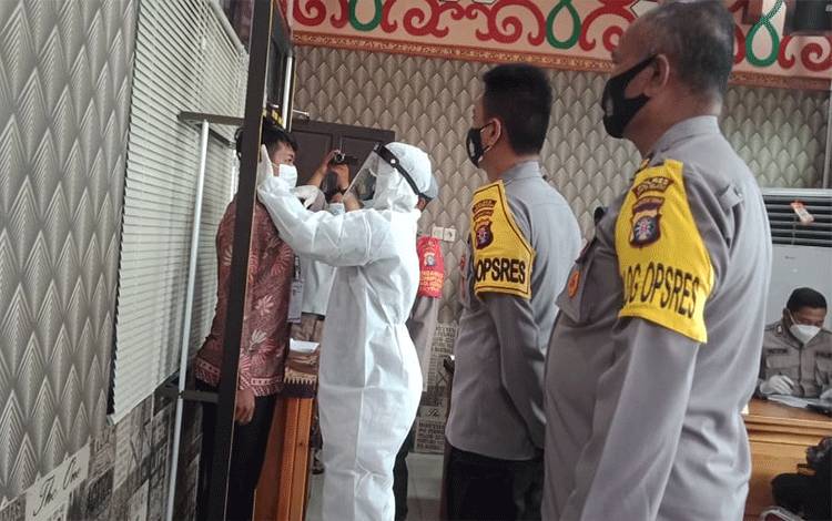 Polres Barito Selatan Periksa Adminitrasi Awal Berkas Pendaftar Calon Anggota Polri