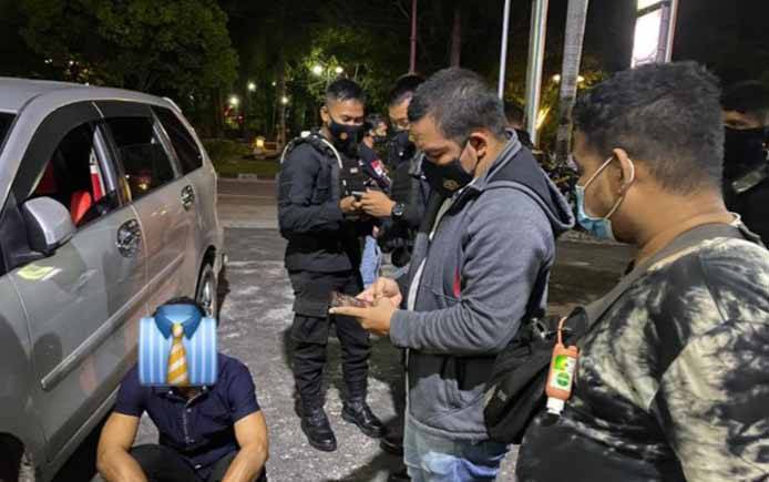 Polisi Dapati Sepasang Pria Bermesraan di Kawasan Stadion Sanaman Mantikei