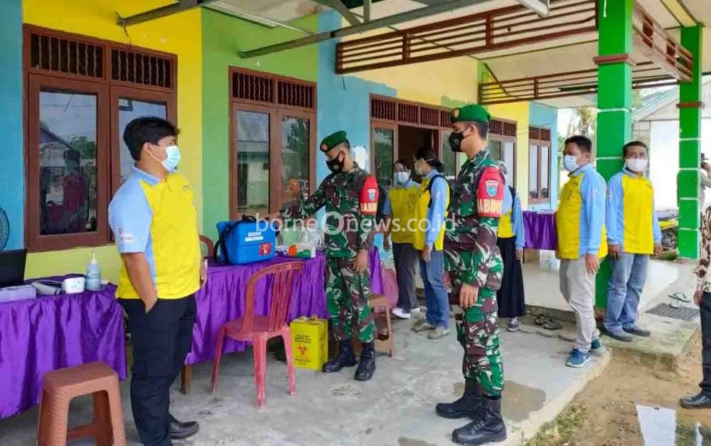 Personel Koramil Arut Selatan Kawal Pendistribusian Vaksin Covid-19
