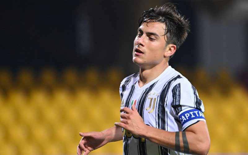 Striker Juventus Paulo Dybala di pertandingan laga lanjuta Serie A antara Benevento melawan Juventus di Ciro-Vigoroto Stadium, Benevento, dekat Naples. (28/11/2020). (foto : Alberto PIZZOLI / AFP)