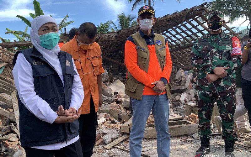 Kepala Badan Nasional Penanggulangan Bencana (BNPB) Letjend TNI Doni Monardo (kedua kanan) bersama Gubernur Jawa Timur Khofifah Indar Parawansa (kiri) saat meninjau salah satu lokasi terdampak gempa bumi di Desa Wirotaman, Kecamatan Ampelgading, Kabupaten Malang, Jawa Timur, Minggu (11/4/2021). (foto : ANTARA/Vicki Febrianto)