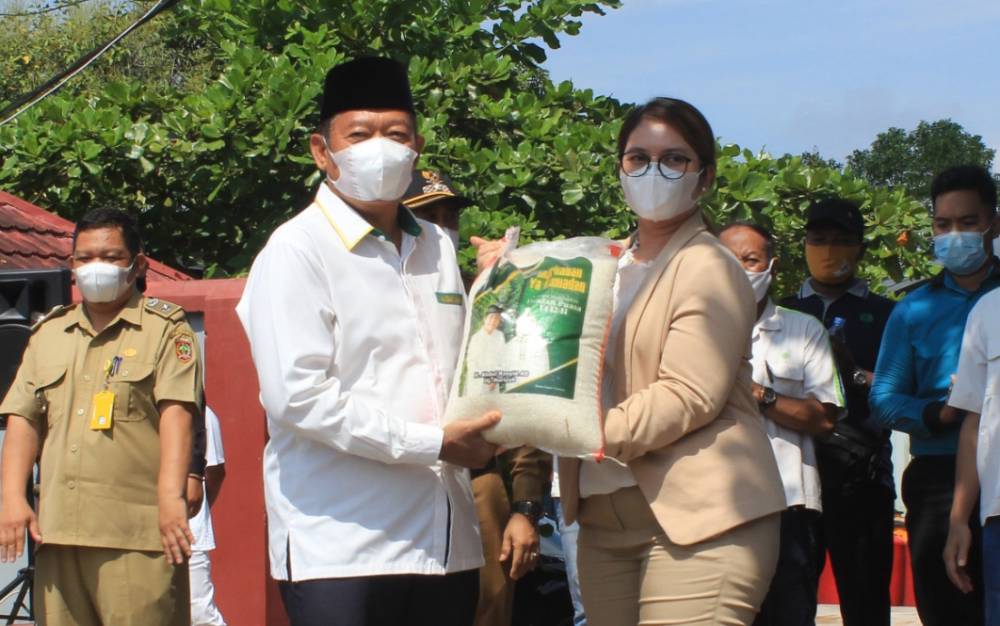 Keluarga Besar H Abdul Rasyid AS dan Hj Nuriyah Kembali Distribusikam 500 Ton Beras Zakat ke 9 Kabupaten/Kota di Kalteng