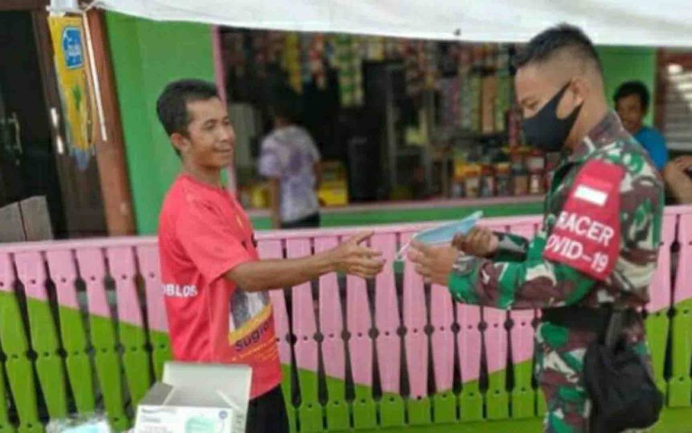 Koramil Mantangai Bersama Tim PPKM Mikro Bagikan Masker dan Edukasi Warga Cegah Covid-19