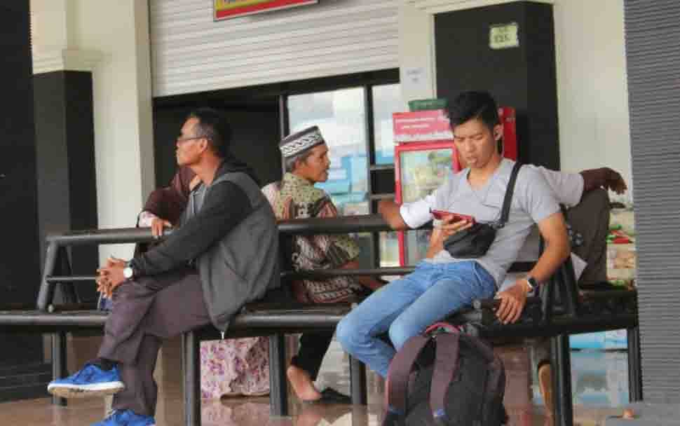 Calon penumpang sedang menunggu angkutan darat di Terminal Wa Gara Palangka Raya sebelum Covid-19