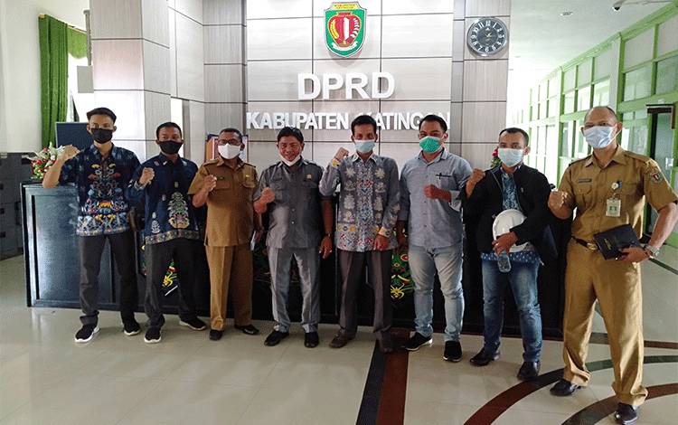 Pengurus BP3K foto bersama Wakil Ketua DPRD Nanang Suriansyah dan anggota dewan usai pertemuan.?