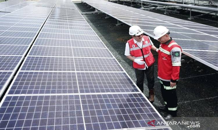 Ilustrasi - Presiden Direktur PT Indika Energy Arsjad Rasjid (kiri) bersama Presiden Direktur PT Kideco Jaya Agung, Kurnia Ariawan meninjau Pembangkit Listrik Tenaga Surya (PLTS) di Paser, Kalimantan Timur, Sabtu, (10/4/2021). ANTARA/Arumanto.