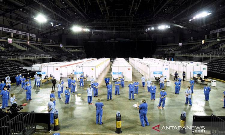Staf medis mempersiapkan pemberian vaksin AstraZeneca COVID-19 di SSE Arena di Belfast, Irlandia Utara, Senin (29/3/2021). REUTERS/Clodagh Kilcoyne/RWA/sa.