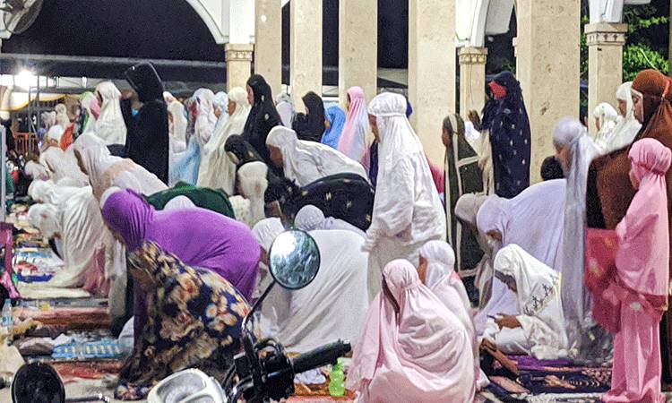 Jemaah Penuhi Sejumlah Masjid Pada Salat Tarawih Pertama di Bulan Ramadan?