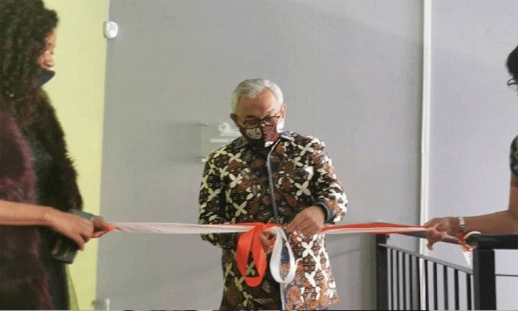 Duta Besar RI untuk Afrika Selatan Salman Al Farisi memotong pita untuk meresmikan beroperasinya perusahaan kemitraan Indonesia-Afrika Selatan, Pan Africa, di jantung kawasan usaha dan niaga Johannesburg, Afrika Selatan. (Handout-KBRI Pretoria)