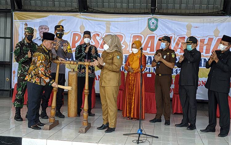 Bupati Kotim Resmi Buka Pasar Ramadan di Taman Kota Sampit
