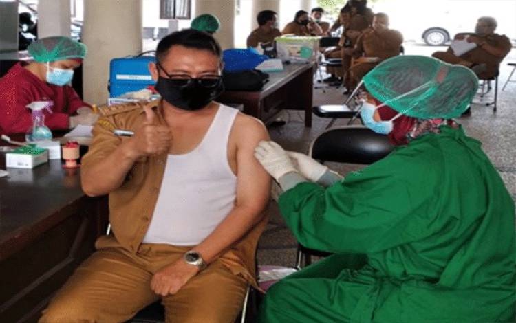 Pegawai DPMPTSP Kalteng Divaksin Covid-19 Tahap I