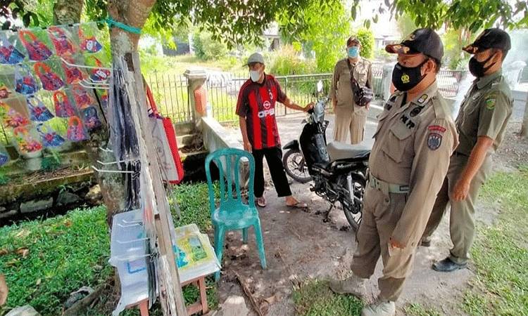Satpol PP Palangka Raya Tegur PKL Jualan di Bahu Jalan