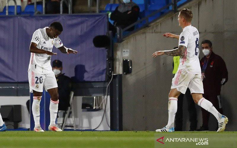 Gelandang Real Madrid Toni Kroos (kanan) melakukan selebrasi setelah umpannya dikonversi Vinicius Junior (kiri) menjadi gol ke gawang Liverpool dalam leg pertama perempat final Liga Champions di Stadion Alfredo di Stefano, Madrid, Spanyol, Selasa (6/4/2021). (foto : ANTARA/REUTERS/Susana Vera)