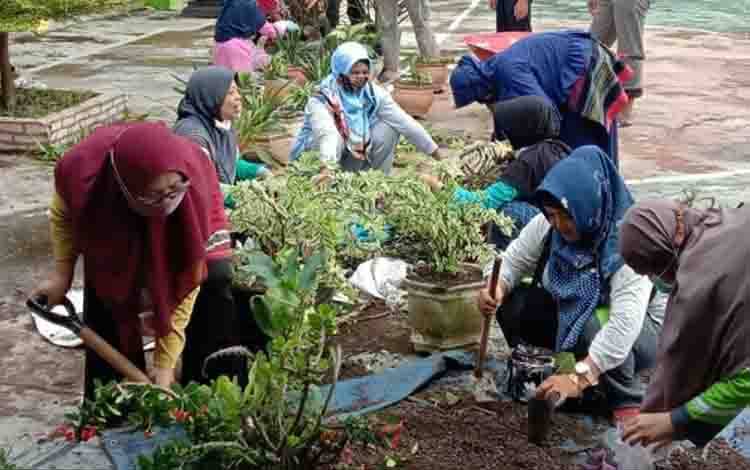 Warga MTsN 1 Kapuas Kerja Bakti Perindah Lingkungan Madrasah