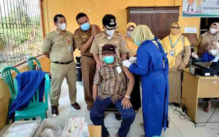 Lansia di Seruyan Mulai Terima Vaksin Covid-19