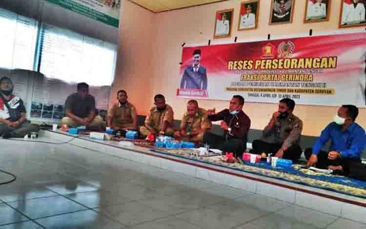 Anggota DPRD Kalteng Dapil II, Jainudin Karim saat berdialog dengan pihak desa maupun masyarakat Desa Basirih Hulu