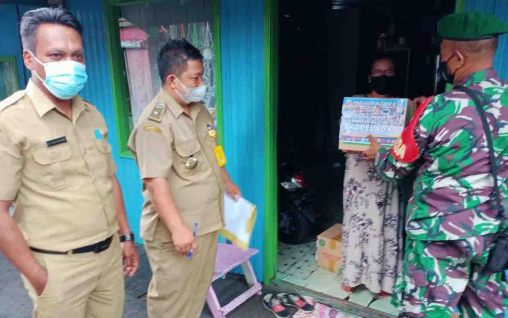 Cegah Klaster Baru di Pasar Ramadan, Babinsa Kumai Hilir Imbau Warga Selalu Patuhi Prokes