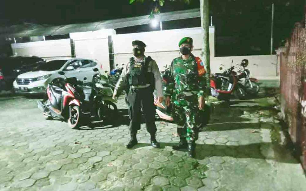 Anggota Koramil Teweh Tengah Bersama Petugas Gabungan Perketat Prokes Pelaksanaan Salat Tarawih