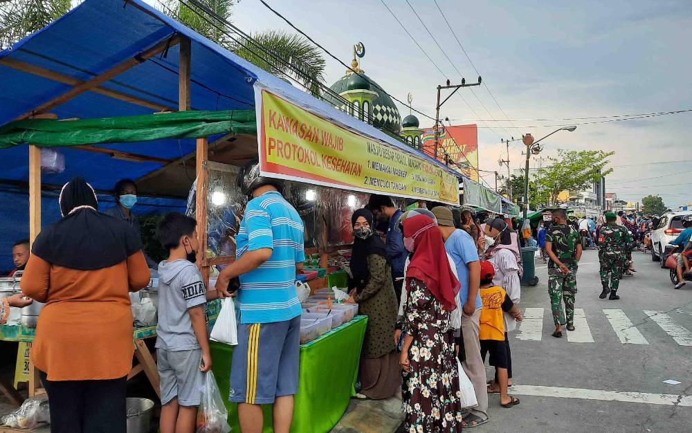 Lapak Pasar Ramadan Diserbu Pengunjung Meski Harus Terapkan Prokes