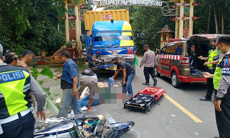Suasana pascaterjadi kecelakaan lalu lintas melibatkan truk dan motor, Rabu, 14 April 2021.