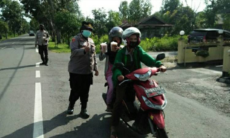 Polsek Kapuas Hilir Imbau Warga Terapkan Prokes Sambil Bagikan Takjil