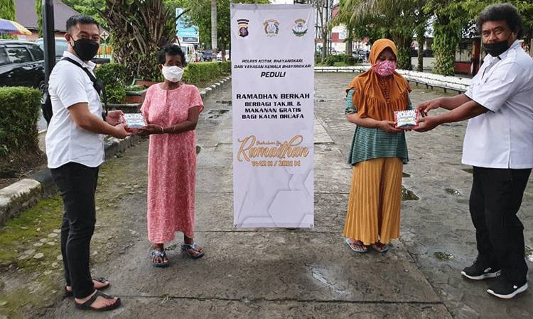 Kasat Intelkam Polres Kotim AKP Revin Manggala Putra saat memberikan takjil dan makanan gratis kepada kaum dhuafa.?
