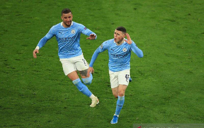 Gelandang serang Manchester City Phil Foden (kanan) melakukan selebrasi seusai mencetak gol kedua timnya ke gawang Borussia Dortmund dalam leg kedua perempat final Liga Champions di Stadion Signal Iduna Park, Dortmund, Jerman, Rabu (14/4/2021) waktu setempat. (foto : ANTARA/REUTERS/POOL/Wolfgang Rattay)