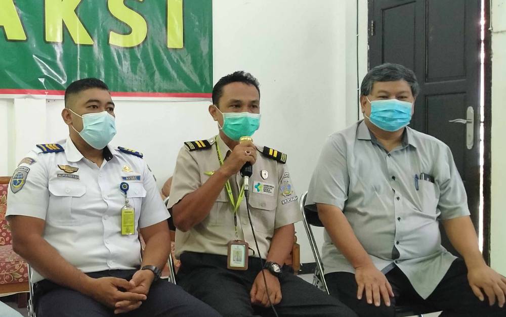Saksi kasus pemalsuan hasil rapid test antigen saat memberikan keterangan dalam persidangan lanjutan.