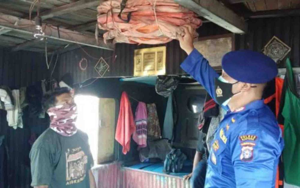 Personel Satpolair Polres Kapuas Imbau Nahkoda Kapal Utamakan Keselamatan Berlayar