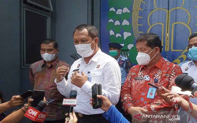 Kepala Kantor Wilayah Kementerian Hukum dan HAM Jawa Barat Sudjonggo saat konferensi pers, di Lapas Narkotika Kelas IIA Gunung Sindur, Bogor, Jawa Barat, Kamis (15/4/2021)