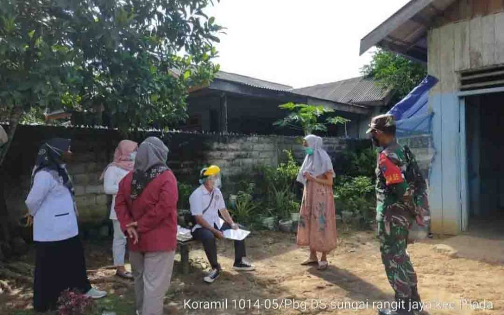 Antisipasi Penyebaran Covid-19, Babinsa Sungai Rangit Dampingi Tracking Keluarga Pasien Covid-19