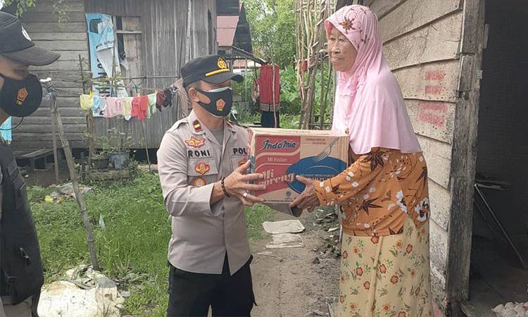 Sambangi Warga Membutuhkan, Polsek Seruyan Hilir Salurkan Sembako