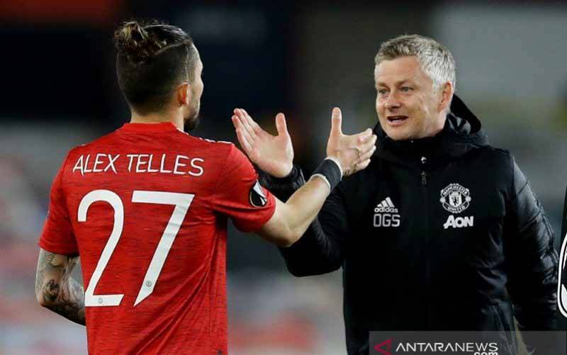Manajer Manchester United Ole Gunnar Solskjaer (kanan) melakukan selebrasi bersama bek Alex Telles seusai mengalahkan Granada 2-0 dalam leg kedua perempat final Liga Europa di Stadion Old Trafford, Manchester, Inggris, Kamis (15/4/2021) waktu setempat. (foto : ANTARA/REUTERS/David Klein)