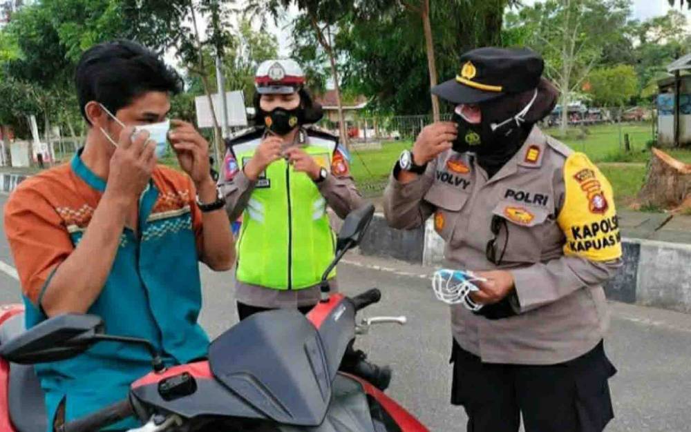 Sambut Hari Kartini, Polwan Polres Kapuas Edukasi Prokes dan Bagikan Masker
