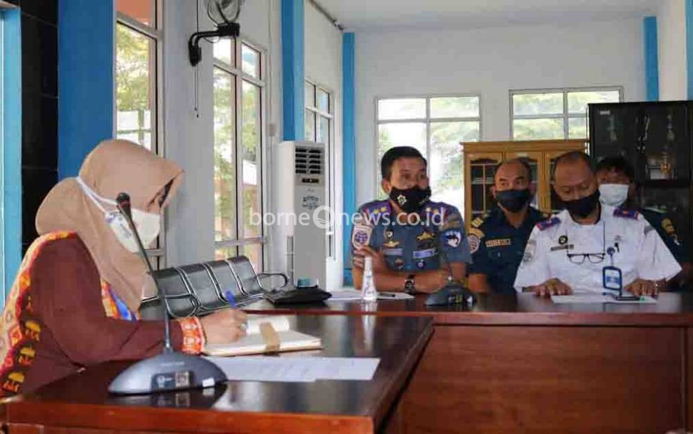 Kepala Dishub Kobar, Fitriyana memimpin rapat koordinasi persiapan dan pengendalian angkutan lebaran 2021