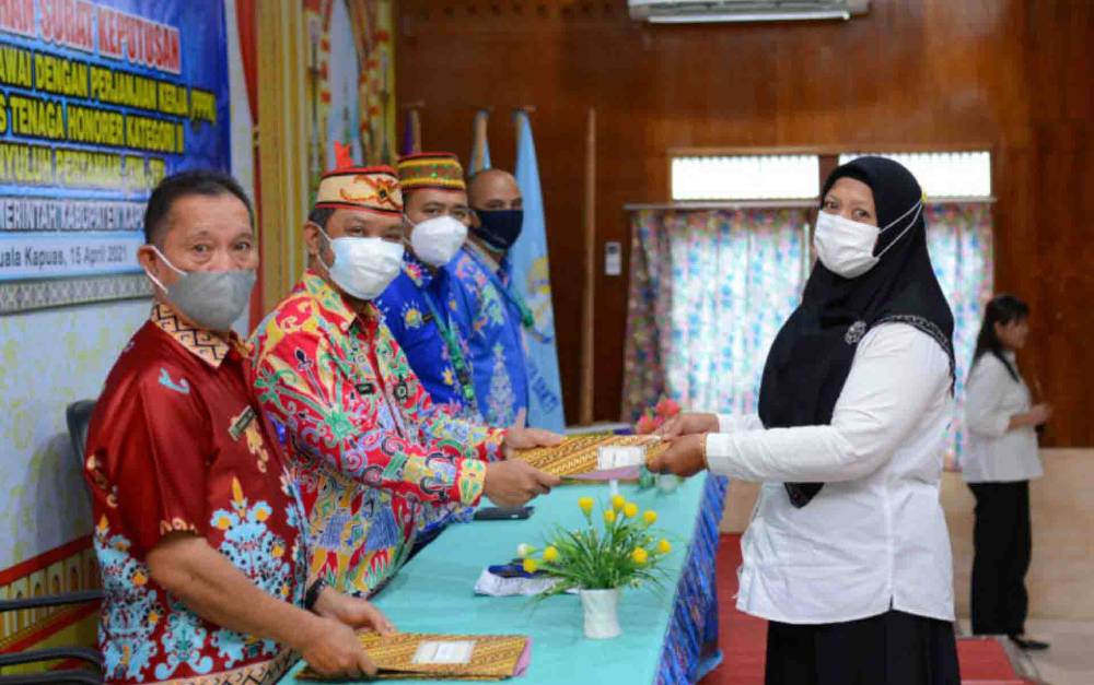 Puluhan Guru dan Penyuluh Pertanian Terima SK PPPK, Ini Pesan Kepala BKPSDM Kapuas