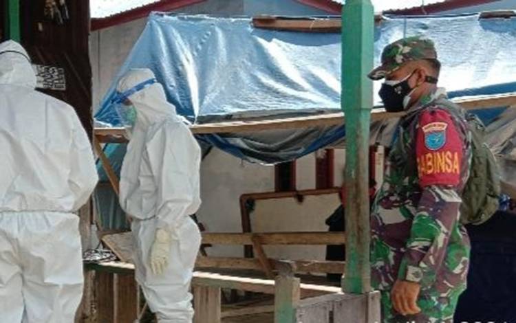 TNI dan Polri Dampingi Tim Tracer Puskesmas Kampuri Telusuri Kontak Erat Pasien Covid-19