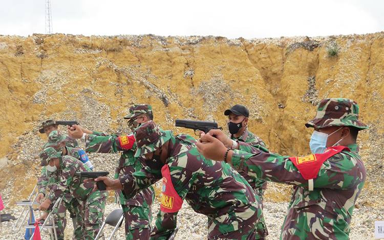 Asah Kemampuan, Anggota Kodim 1013/Mtw Latihan Menembak