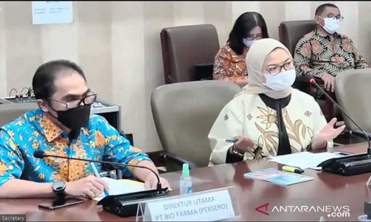 Kepala Badan Pengawas Obat dan Makanan (BPOM) Penny Kusumastuti Lukito (kanan) berbicara dalam konferensi pers virtual, Jakarta, Jumat (16/04/2021). (ANTARA/Martha Herlinawati Simanjuntak)