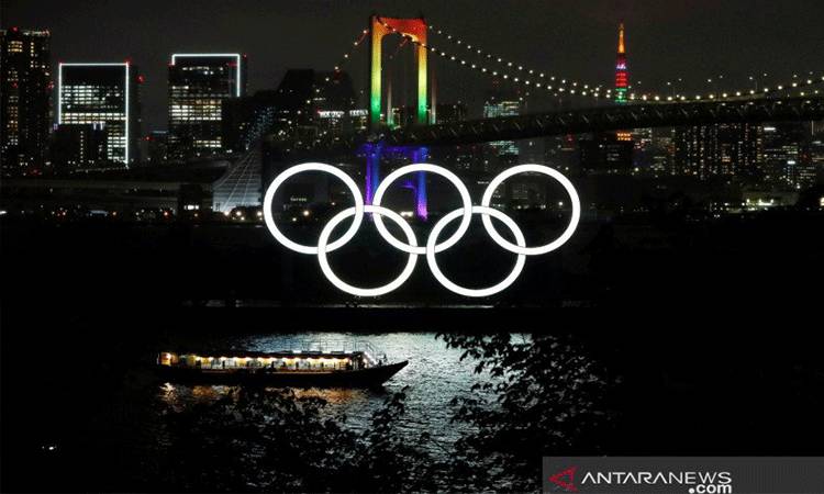 Jembatan Pelangi dan Menara Tokyo bercahaya dengan warna Olimpiade untuk memperingati hitung mundur 100 hari menuju Olimpiade Tokyo 2020 yang telah ditunda ke tahun 2021 akibat penyebaran penyakit virus korona (COVID-19), di Tokyo, Jepang, Rabu (14/4/2021). ANTARA FOTO/REUTERS/Issei Kato/hp/cfo