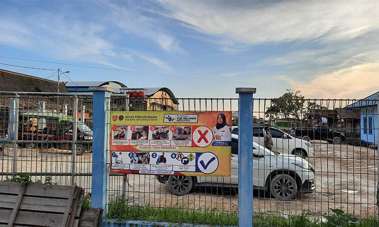 Dishub Kobar Pasang Spanduk Tertib Lalu Lintas