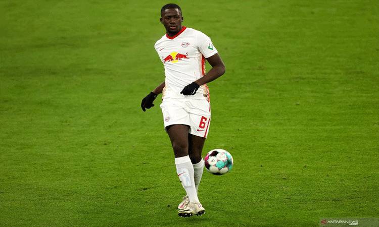 Bek Leipzig Bantah Rumor Telah Bicara dengan Liverpool
