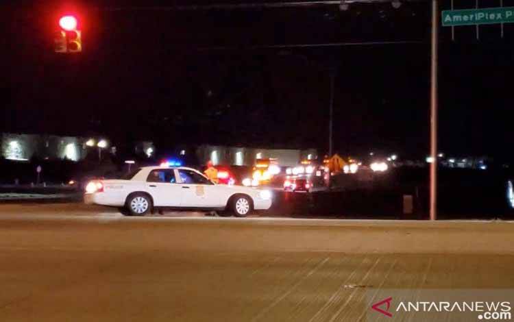 Polisi terlihat di jalan setelah insiden penembakan di fasilitas FedEx di Indianapolis, Indiana, AS 16 April 2021, dalam gambar diam yang diambil dari sebuah video. ANTARA/Kevin Powell / Indy First Alert / via REUTERS/pri