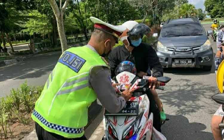 Satlantas Polres Kapuas Beri Stiker Imbauan Utamakan Keselamatan ke Pengendara, Ini Tujuannya