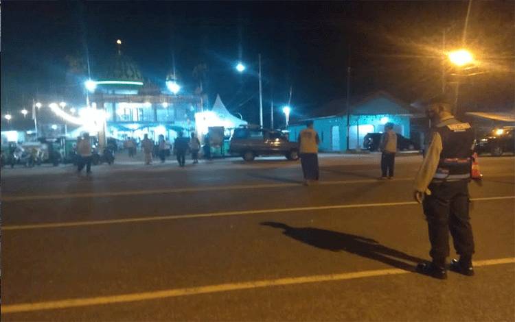 Personel Polsek Katingan Hilir Atur Lalu Lintas Pengamanan Salat Tarawih