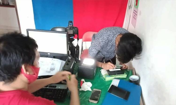 Petugas saat memberikan pelayanan kepada warga di kantor Disdukcapil Kabupaten Kapuas.
