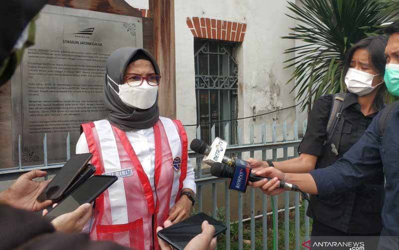 Juru Bicara Kementerian Perhubungan Adita Irawati memberikan keterangan kepada awak media di depan Stasiun Jatinegara, Jakarta, Minggu. (foto : ANTARA/Citro Atmoko)